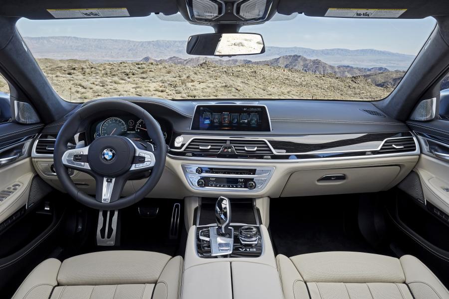 Торпедо BMW M760i xDrive 2017 года  (NA) (фото 92 из 154)